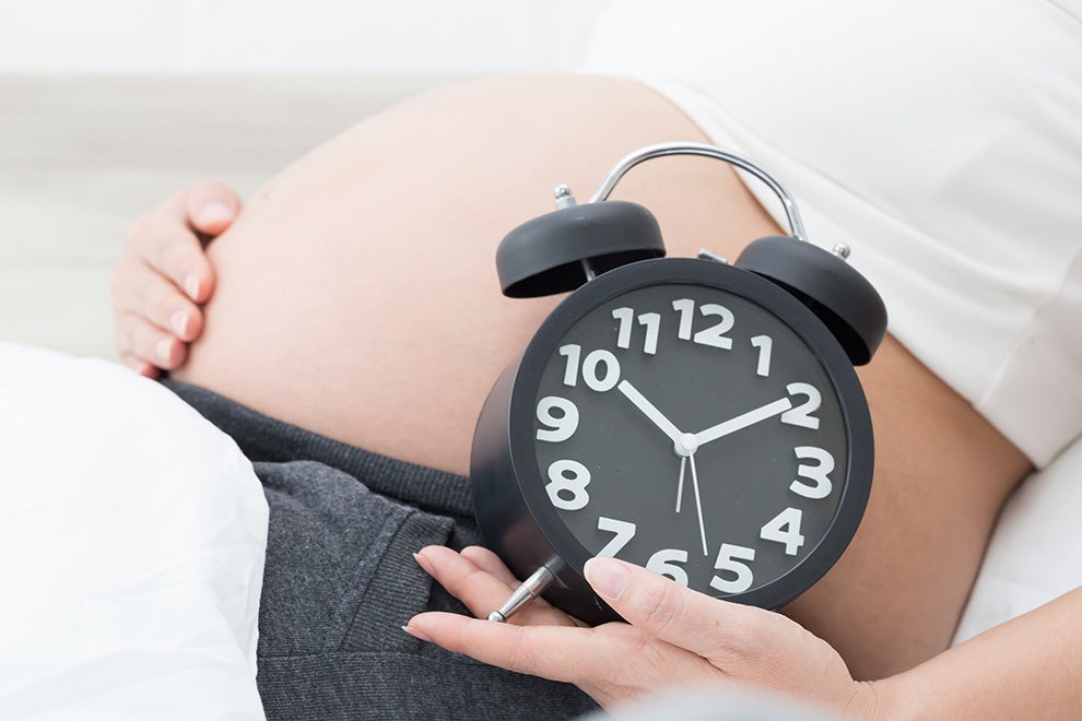 Pregnant-mum-and-clock