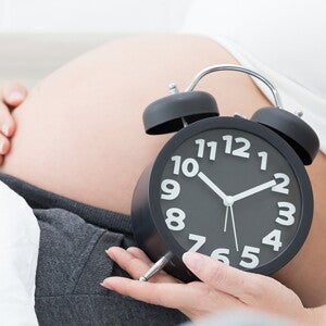 Pregnant-mum-and-clock