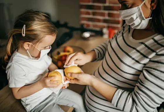 Little-girl-with-fruits