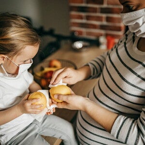 Little-girl-with-fruits