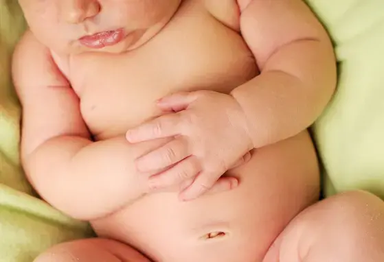 Baby-holding-tummy