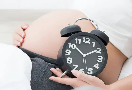 Pregnant-mum-and-clock