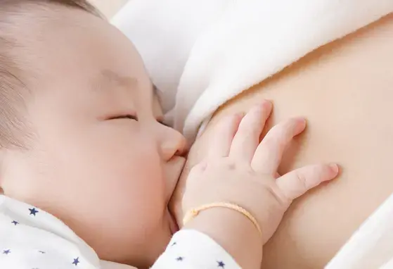 Mum-breastfeeding-baby