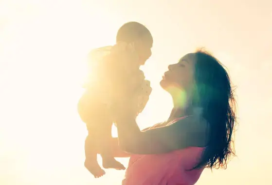 mum-and-baby-under-sunset