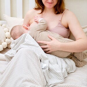 breastfeeding-mother