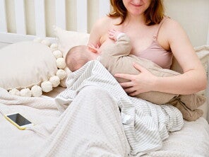 breastfeeding-mother