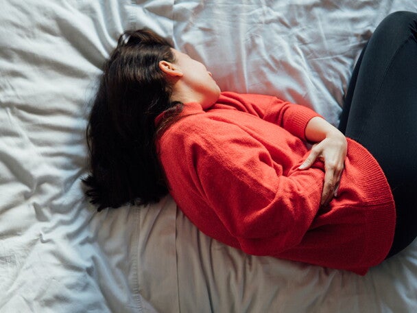 Women-stomache-in-bed