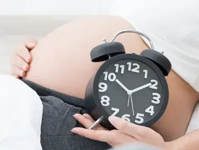 Pregnant-mum-and-clock
