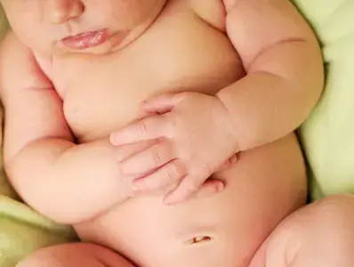 Baby-holding-tummy