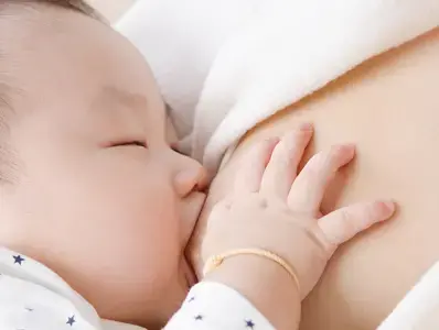 Mum-breastfeeding-baby